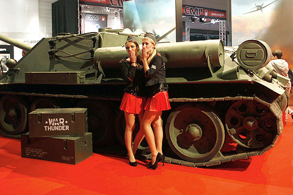 Девушки-промоутеры игры "War Thunder".