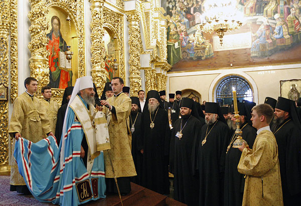 Голосование прошло в два тура: в первом туре митрополит Онуфрий набрал 36 голосов, митрополит Бориспольский и Броварский Антоний - 24, а митрополит Винницкий и Барский Симеон - 9. Именно они вышли во второй тур, в котором митрополит Онуфрий получил 48 голосов из 74.