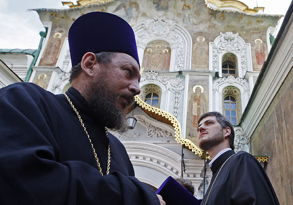 Священнослужители в Киево-Печерской Лавре.