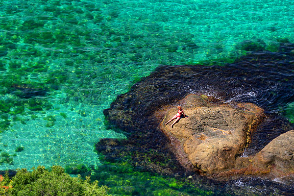 Женщина отдыхает в районе мыса на юго-западном побережье Крыма, в Балаклавском районе Севастополя.
