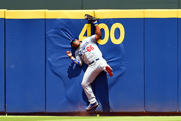 Центральный филдер команды Los Angeles Dodgers в игре против Atlanta Braves.