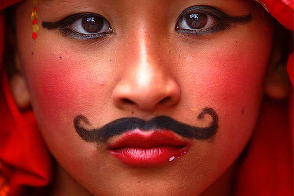 Мальчик, наряженный в "священную корову" во время традиционного праздника в Катманду.