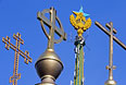 Звезда, раскрашенная в цвета флага Украины на жилом доме на Котельнической набережной.