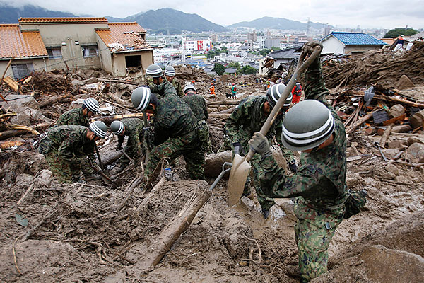 Спасатели ведут раскопки в районе Асаминами.