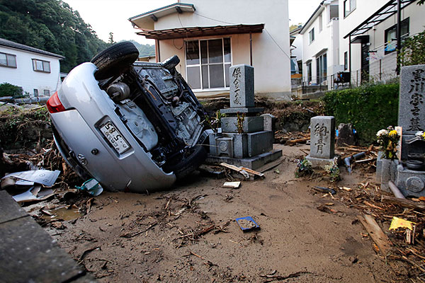 Перевернутый автомобиль в одном из дворов.