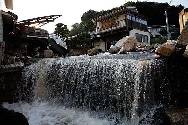Внезапно образовавшийся водопад.