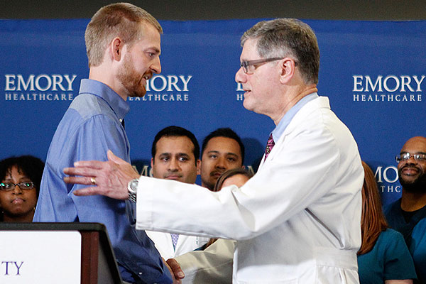 Кент Брантли благодарит директора инфекционной больницы, в которой он проходил лечение.