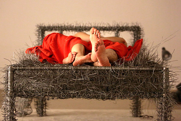 Китайская художница Чжоу Цзе (Zhou Jie) спит со своим парнем на кровати из металлических прутьев. Проект называется "36 дней", именно столько девушка должна провести в изолированном пространстве, днем она мастерит железную кровать, а ночью спит на ней.