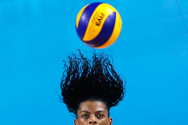 Мировое первенство по волейболу. Бразильская спортсменка Фернанда Родригес и мяч.