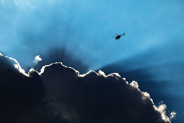 Полицейский вертолет и облако над Фергюсоном.