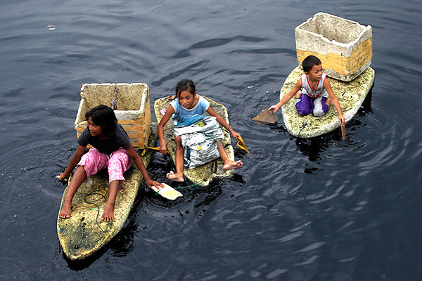 Филиппинские дети плавают на самодельных суденышках из пенопласта и достают из воды пластиковый мусор, который потом сбывают в спецмагазинах по 2 цента за кг.