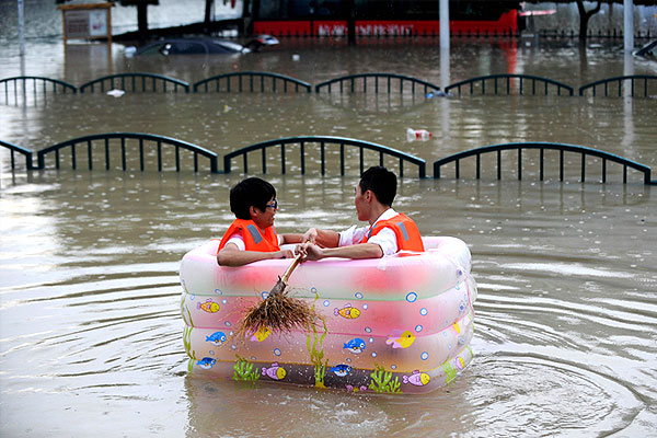 Двое в лодке, не считая метлы.