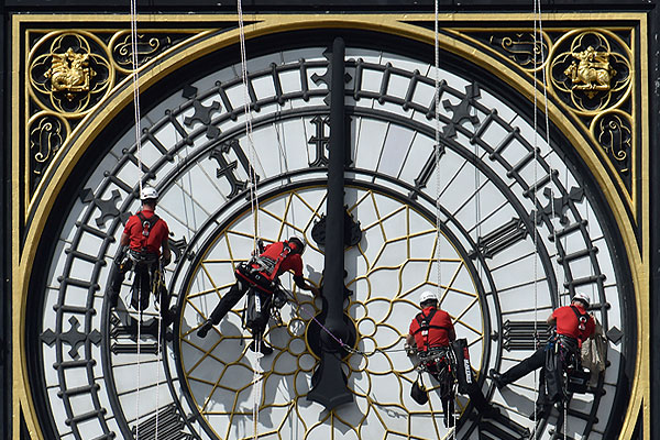 Биг Бен умывается.