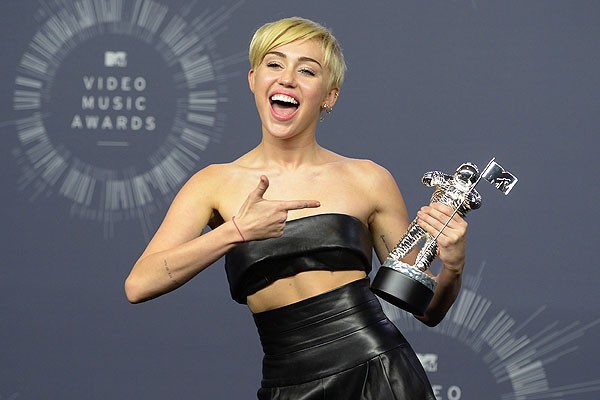 Певица Майли Сайрус со своей наградой за лучшее видео.