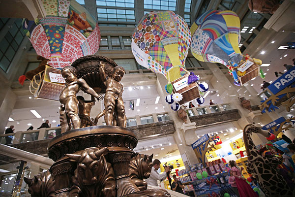 На церемонии открытия магазина "Детский мир" на Воздвиженке.