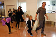 Питт и Джоли с детьми в аэропорту Токио. Июль 2013