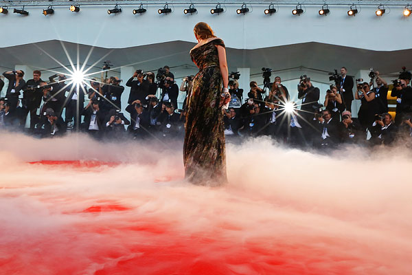 Итальянская актриса Кристиана Капотонди на красной ковровой дорожке 71-го Венецианского кинофестиваля.