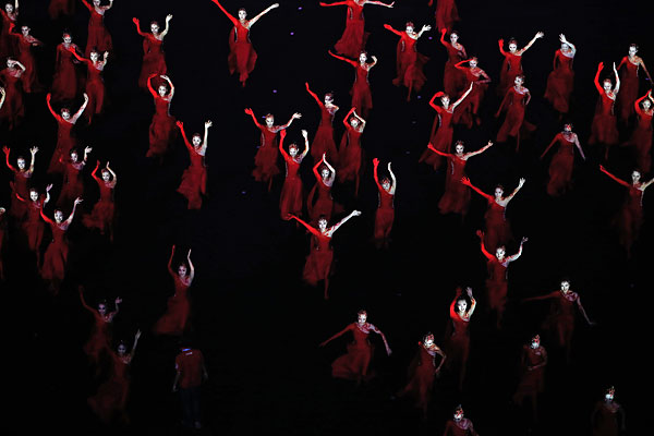 Выступление артистов на церемонии закрытия юношеских Олимпийских игр в Нанкине.