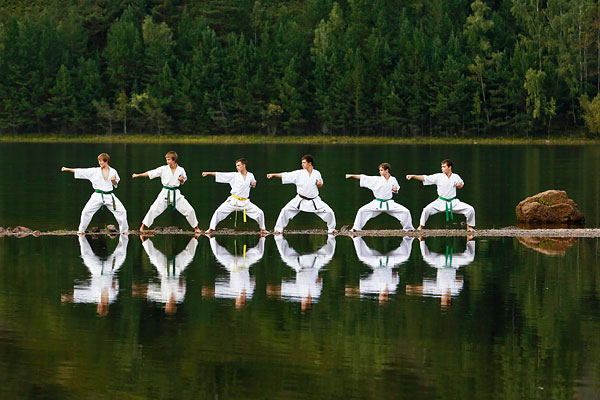 Каратисты во время тренировки в летнем спортивном лагере на берегу Енисея.