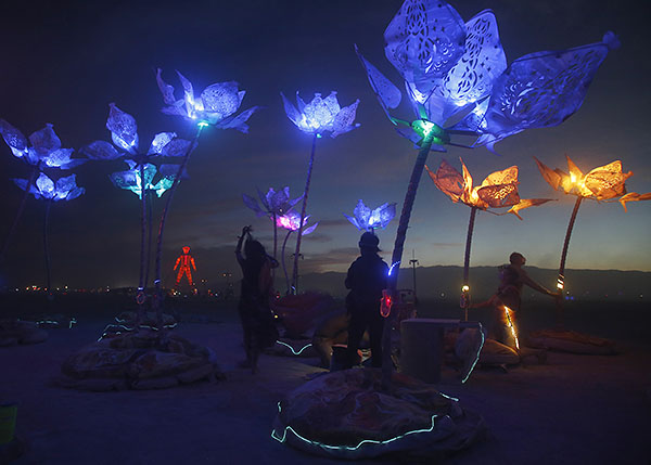 Burning Man один из самых красочных мировых фестивалей, полная свобода самовыражения "бернеров", как называют участников, дарит нам возможность посмотреть на вот такие красивые картинки. Один из важных принципов фестиваля - "не оставлять следа". После проведения мероприятия в пустыне не остается практически никаких следов от его недолгого существования.