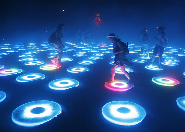 "Бернеры" развлекаются с инсталляцией во время пыльной бури. Думается, это очень весело.