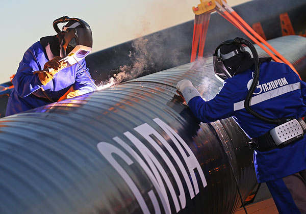 Сварка первого стыка трубы газопровода "Сила Сибири".