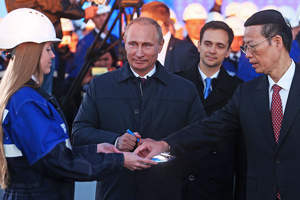 Президент России Владимир Путин (в центре) и первый заместитель премьера Госсовета КНР Чжан Гаоли (справа) на церемонии соединения первого звена магистрального газопровода "Сила Сибири" в районе села Ус Хатын.
