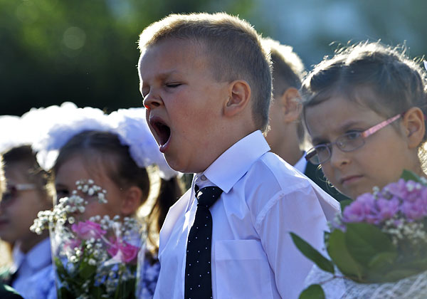 Первоклассники на торжественной линейке, посвященной Дню знаний.