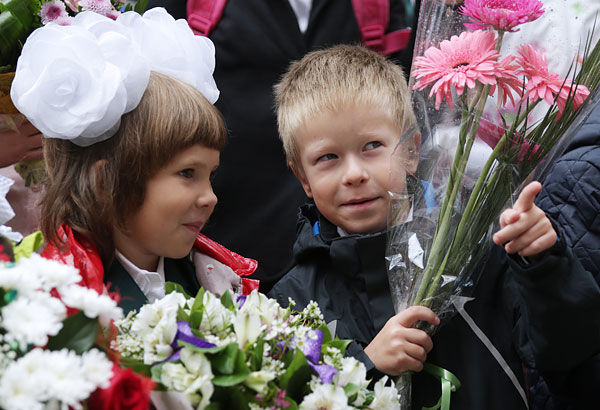 Ученики московской школы на торжественной линейке.