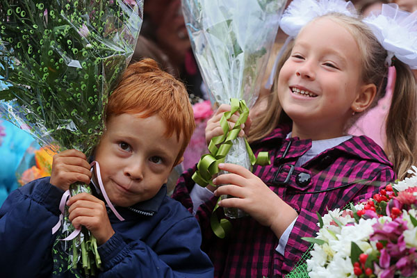 Первоклассники на торжественной линейке.