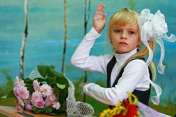 Первоклассница во время урока в одной из российских школ.