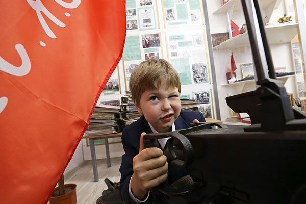 Первоклассник в музее одной из московских школ.