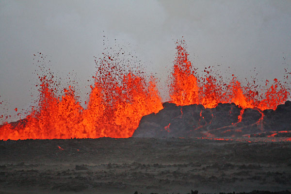 Фонтаны лавы.