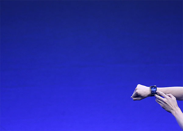 Gear S - именно под таким названием Samsung выпустила свой новый гаджет для ношения на руке. Представители компании подчеркнули, что хотели создать не просто аксессуар для смартфона, а самостоятельное мобильное устройство. Поэтому в Gear S есть 2-дюймовый дисплей, разъем для сим-карты, поддержка 3G, Wi-Fi и оффлайн-навигации.