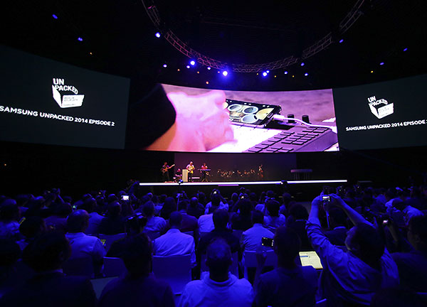 Ну и последней новинкой, представленной сегодня Samsung в Берлине стали очки виртуальной реальности Gear VR, созданные в сотрудничестве с командой разработчиков из Oculus VR. К слову, нашумевшее устройство последних, Oculus Rift(OR), создано как раз с применением дисплеев Samsung.