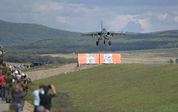 Российский боевой самолет впервые совершил посадку на шоссе на учениях на Дальнем Востоке.
