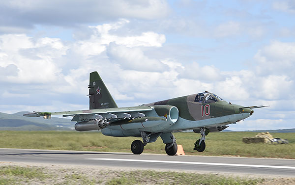 Штурмовик Су-25 во время приземления на шоссе.