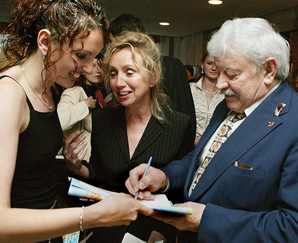 Банионис дает автограф на кинофестивале "Балтийские дебюты" в Светлогорске, 2004 год.