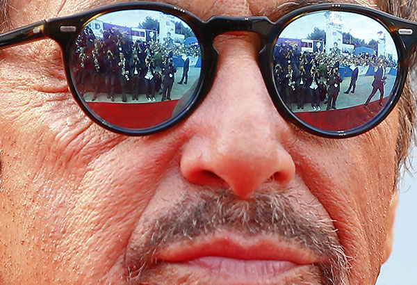 Фотографы отражаются в солнцезащитных очках актера Аль Пачино на Венецианском кинофестивале.