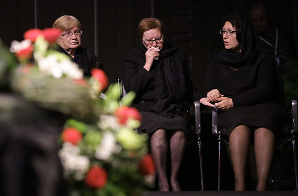 Мать Андрея Стенина Вера Николаевна (в центре) на церемонии прощания с фотокорреспондентом МИА "Россия сегодня" Андреем Стениным в здании агентства.