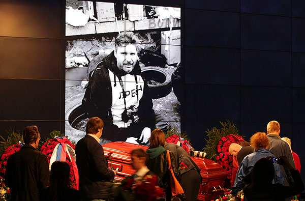 Андрей Стенин перестал выходить на связь с редакцией 5 августа. 3 Сентября выяснилось, что колонна с беженцами, которую сопровождал журналист "России сегодня", подверглась обстрелу украинских военных.