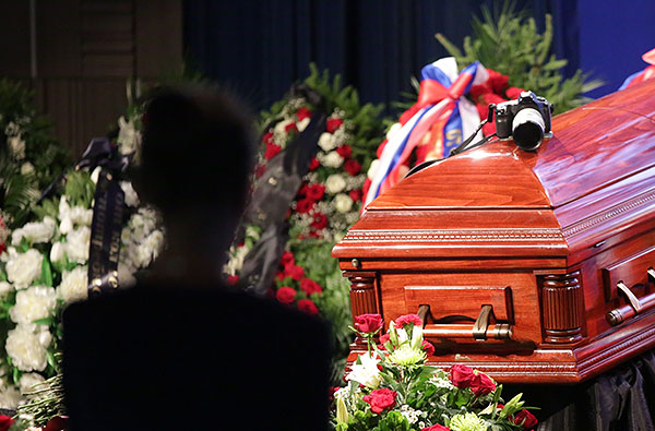 6 августа Стенин на автомобиле Renault Logan в составе колонны беженцев двинулся по автодороге Снежное - Дмитровка. Колонну охраняли шестеро ополченцев. Маркин рассказал, что северо-западнее населенного пункта Дмитровка украинская армия, предположительно, 79-я аэромобильная бригада из БМП-2 и танка открыла огонь на поражение.