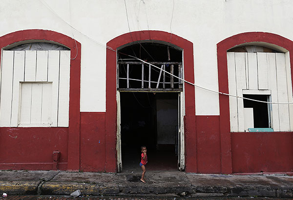 Ребенок гуляет по улице в Каско Вьехо, Панама.