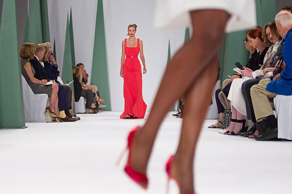 Во время показа коллекции Carolina Herrera весна/лето 2015.