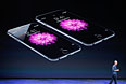 Глава компании Apple Тим Кук представляет iPhone 6 и iPhone 6 Plus.