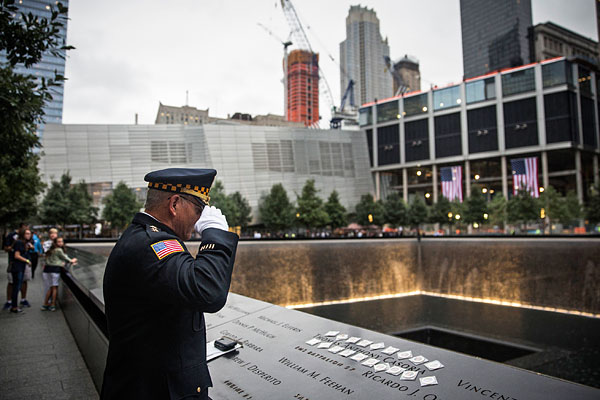 На месте башен Всемирного торгового центра был создан Национальный мемориал и музей 11 сентября, включающий в себя два огромных бассейна, в которые постоянно стекает вода. По периметру бассейнов высечены имена жертв терактов, а внизу расположен музей. На этом фото бывший полицейский Сэм Пулиа отдает честь своему двоюродному брату, который был в числе пожарных, погибших в горящих башнях.
