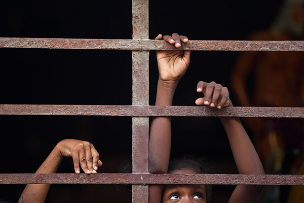 Кубинская девочка смотрит на торжественное шествие в честь Богоматери Милосердия - покровительницы острова.