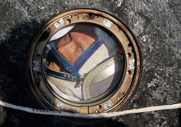 Космонавт Олег Артемьев в спускаемом аппарате космического корабля "Союз ТМА-12М".