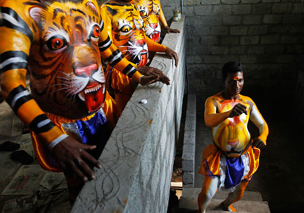 Участники фестиваля Онам репетируют танец перед выступлением.