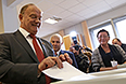 Руководитель фракции КПРФ Геннадий Зюганов во время голосования на выборах в Московскую городскую думу.